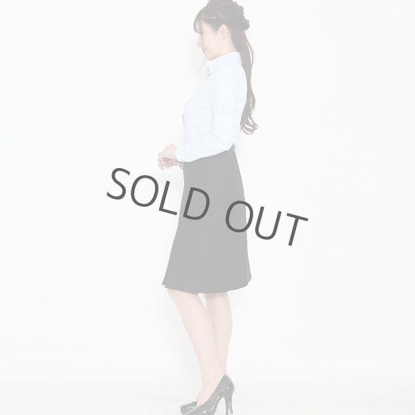 画像2: 長袖ブラウス ライトブルー 1番上のボタンがない スキッパーデザイン フロッキー生地 洗濯機で洗える (2)