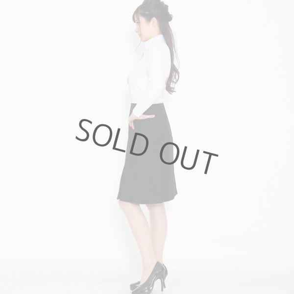 画像2: 長袖ブラウス ホワイト 1番上のボタンがない スキッパーデザイン フロッキー生地 洗濯機で洗える (2)