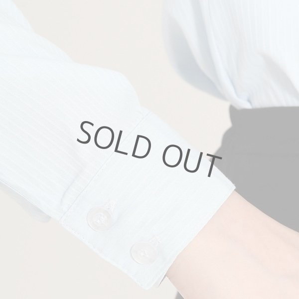 画像6: 長袖ブラウス ライトブルー 1番上のボタンがない スキッパーデザイン フロッキー生地 洗濯機で洗える (6)